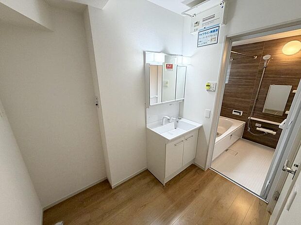 ☆白を基調とした清潔感溢れる洗面スペース☆清潔空間で気持ちよく1日の始まりを！！