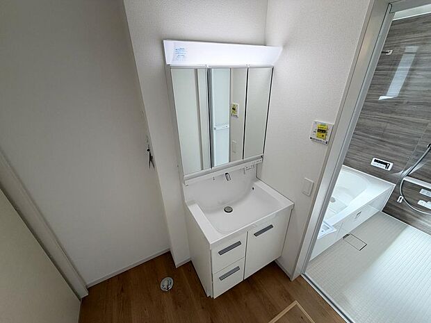 ☆白を基調とした清潔感溢れる洗面スペース☆清潔空間で気持ちよく1日の始まりを!!