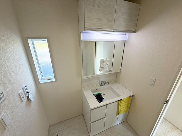 ☆白を基調とした清潔感溢れる洗面スペース☆清潔空間で気持ちよく1日の始まりを!!