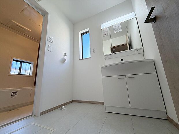 ☆白を基調とした清潔感溢れる洗面スペース☆清潔空間で気持ちよく1日の始まりを!!