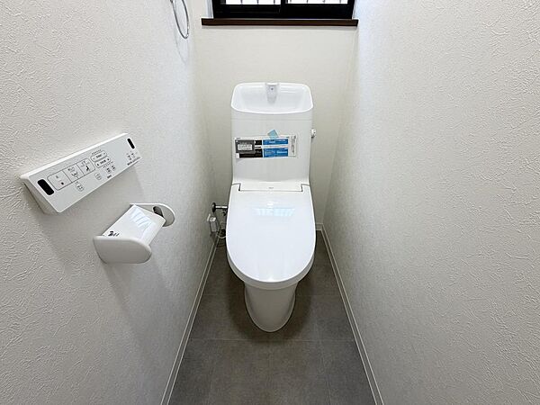☆新品☆ウレシイシャワートイレ☆1階・2階に完備！パパとのトイレ争いに終止符！！