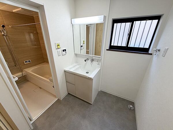 ☆新品☆白を基調とした清潔感溢れる洗面スペース☆清潔空間で気持ちよく1日の始まりを！！