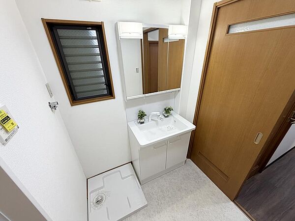 ☆新品☆白を基調とした清潔感溢れる洗面スペース☆清潔空間で気持ちよく1日の始まりを！！
