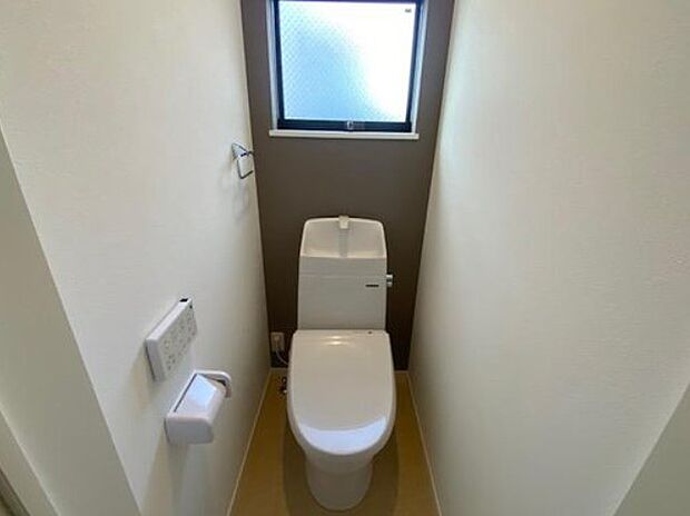 節水タイプの温水洗浄便座タイプのトイレ。室内（2024年3月）撮影　C号地