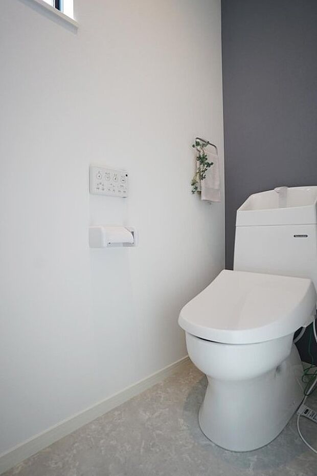 節水タイプの温水洗浄便座タイプのトイレ。室内（2024年4月）撮影A号地
