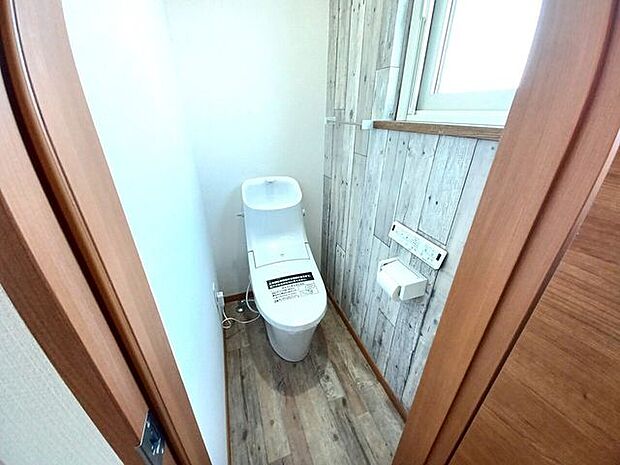 ◆温水洗浄便座付きトイレです♪◆温水洗浄便座は、衛生的で快適なトイレの利用を提供し、多くの人にとって日常の生活を向上させる便利な機能となっています！壁リモコン付きで操作も楽々☆
