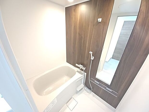 ◆浴室◆白と木目を基調とした落ち着きのあるバスルーム♪縦長の鏡で全身チェックもできちゃいます！シャワーの固定器具に引っ掛けて吊り下げるタイプのシャワーラックで、高さも変更可能になっています☆