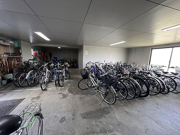屋内駐輪場もあります。雨や雪にさらされず、大切な自転車がさびる心配も少なくなりますね♪