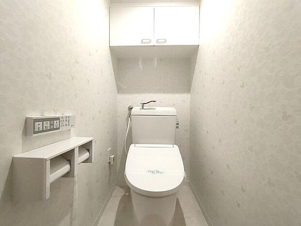 ◆トイレ◆温白基調のトイレ空間！上部には収納もあるのでトイレ周りの掃除用品の収納に向いています♪温水洗浄便座付きなので、衛生的で快適なトイレの利用を提供し、日常生活を向上させる機能となっています☆