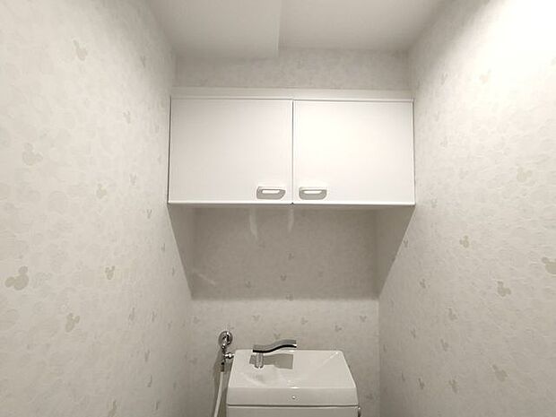 ◆トイレ◆トイレ上部に収納がありました♪お掃除用具やトイレットペーパーなどの保管に大変便利ですね！収納があることによりいつでもスッキリ、いつでも清潔なトイレ空間が叶います☆収納力もバッチリです♪　