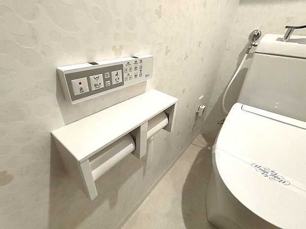 ◆トイレ◆　　便利な壁リモコン付きトイレ♪一手間かからず快適な操作で、節水機能やウォシュレットなど機能が充実してます！洗練されたデザインと先進の技術が融合し、快適で清潔なトイレ体験を提供します♪