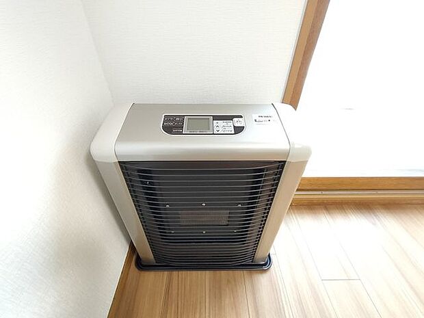 ◆暖房機◆ストーブ付きで北海道の寒い冬にも安心♪シンプルなデザインでお部屋全体を暖かくしてくれます！操作もしやすいので手軽に温度調節可能☆コンパクトで場所をとらないのは嬉しいポイントですね！　　