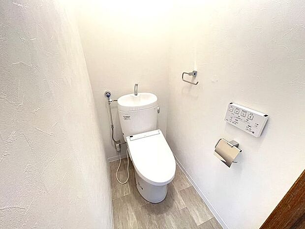 ◆温水洗浄便座付きトイレです♪◆衛生的で快適なトイレの利用を提供し、多くの人にとって日常の生活を向上させる便利な機能となっています！壁リモコン付きなので、操作も楽々です☆タオルハンガー付き♪