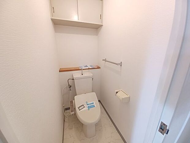 ■トイレ■ＱＯＬアップは清潔かつ快適なトイレ空間から♪トイレ上部の収納があり、お掃除用具やトイレットペーパーなどの保管に大変便利です。いつでもスッキリ、いつでも清潔なトイレ空間が叶います☆