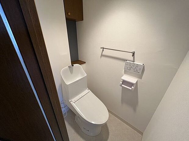 ■トイレ■快適なトイレ空間。温水便座が暖かなくつろぎを提供します。収納もあり、「清潔感」と「機能性」が調和する、心地よいトイレタイムをお楽しみください。