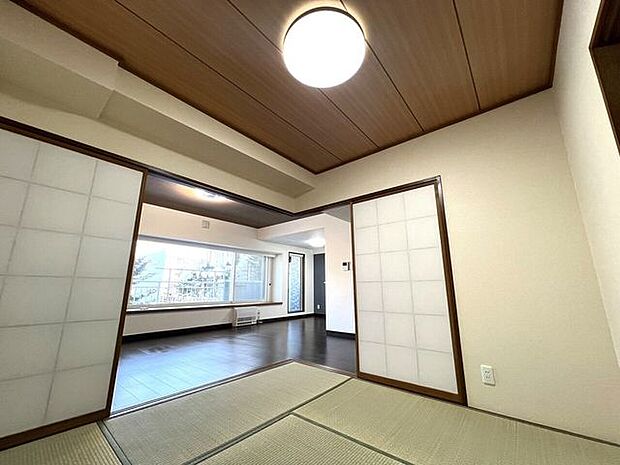 ■リビング横の和室（約4.8帖）■和室は、日本の伝統とモダンなデザインが融合した空間です。畳の風合いが趣を添え、自然な温もりが広がります。リビング横の和室は、様々な用途に活用可能。
