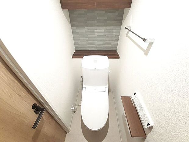 ■トイレ■快適なトイレ空間。温水便座が暖かなくつろぎを提供します。収納もあり、「清潔感」と「機能性」が調和する、心地よいトイレタイムをお楽しみください。