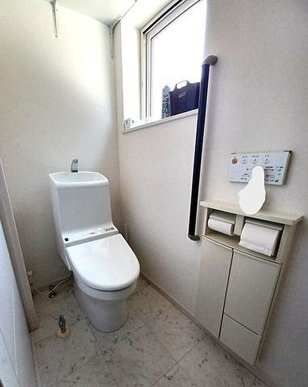 ■1階トイレ（温水洗浄便座付）■衛生的で快適なトイレの利用を提供し、多くの人にとって日常の生活を向上させる便利な機能となっています！壁リモコン付きなので、操作も楽々です。