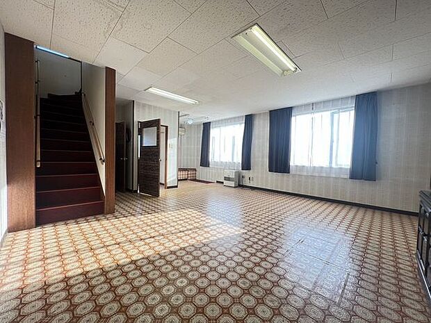 ■洋室（地下1階）■元は事務所として使われていた洋室。この部屋から外へ繋がる玄関もあります。居室として使用するだけではなく、ワークスペースや趣味のお部屋など使用用途を考えるのも楽しみの一つです♪