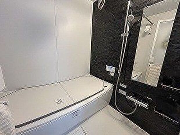 ◆浴室◆黒と白のシックなバスルームは、モダンで洗練された雰囲気を醸し出します！モノクロのコントラストが美しく、シンプルながらも豪華な空間を演出◎リラックスしたバスタイムをお過ごしください♪　　　