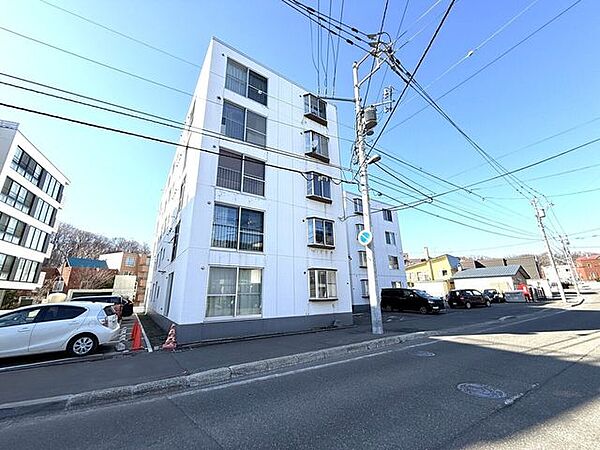 月寒公園すぐ近くなのもうれしいポイント！緑豊かで四季を感じられる住環境は、ファミリー層や長期入居者にも人気ですよ♪自然に癒されながらも、複数駅が徒歩圏内でアクセス良好の好立地！