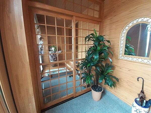 ◆玄関◆和を感じる玄関は、木の温もりと落ち着いた雰囲気が魅力です☆来客を優しく迎え入れる空間で、心地よい静けさと品格を演出します♪靴を脱ぐ瞬間から和の心を感じられる、特別な空間に◎