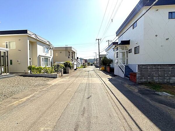 前面道路は北東側に広がり、約11mのゆとりある間口が魅力。開放感を感じながら、駐車や建物配置にも余裕を持たせられる土地です。光や風を取り込みやすく、理想の住まいを自由に描けるロケーションです。