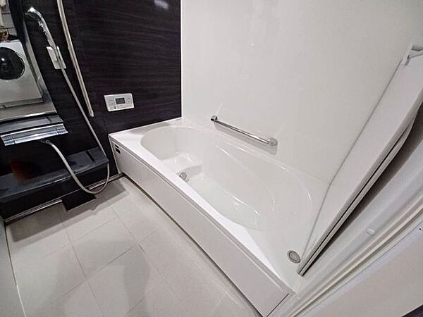■浴室■ゆったりとした浴槽と清潔感のある空間で、1日の疲れをしっかり癒せるバスルーム。換気や照明も工夫され、快適さと清掃のしやすさを両立。毎日の入浴時間が心地よいひとときに。