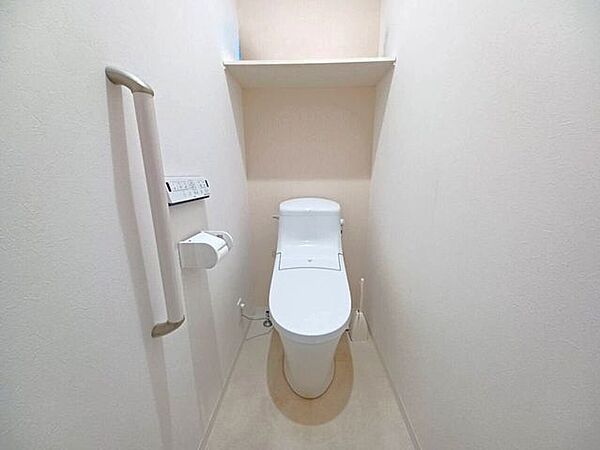 ■温水洗浄便座付きトイレ■衛生的で快適なトイレの利用を提供し、多くの人にとって日常の生活を向上させる便利な機能となっています！トイレは1Fと2Fにあるので朝の忙しい時間帯にも嬉しいですね！