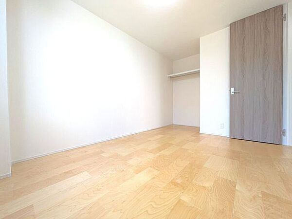 ■洋室（約5.8帖）■やわらかな自然光が差し込む明るい居室。家具を置いても広く使え、読書や趣味の時間、リラックスしたひとときなど、毎日の生活を心地よく過ごせる快適な空間です。
