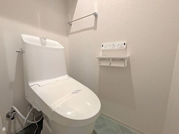 ■温水洗浄便座付きトイレ■温水洗浄便座付きのトイレで、季節を問わず快適に使用できます。清潔感のある空間で、毎日気持ちよく使えるのも魅力。来客時にも安心してご案内できる、使い勝手に配慮された設備です