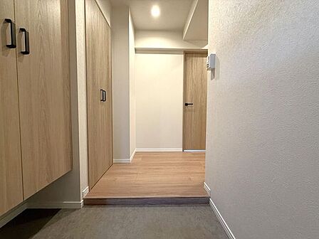■玄関■毎日使う場所だからこそ、無駄のないシンプルな設計で使い勝手の良い玄関。脱ぎ履きがスムーズにできるゆとりを確保しており、いつもスッキリとした状態を保ちやすい、清潔感のあるスマートな空間です◎