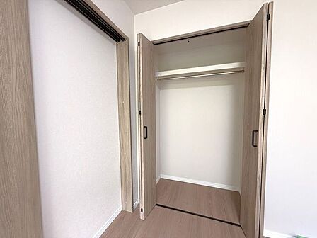 ■クローゼット■収納を活用することで、限られたスペースでも最大限に活用！収納スペースが効果的に使われることで、お部屋が広々とした印象を与えます♪荷物の多い方やオシャレさんにも嬉しいですね☆