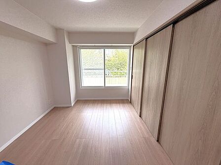 ■洋室（約6.7帖）■約6.7帖の洋室はリビングに隣接し、落ち着いた雰囲気の居室です。読書や趣味、在宅ワークなど、自分の時間を穏やかに過ごせる空間として活用できます。