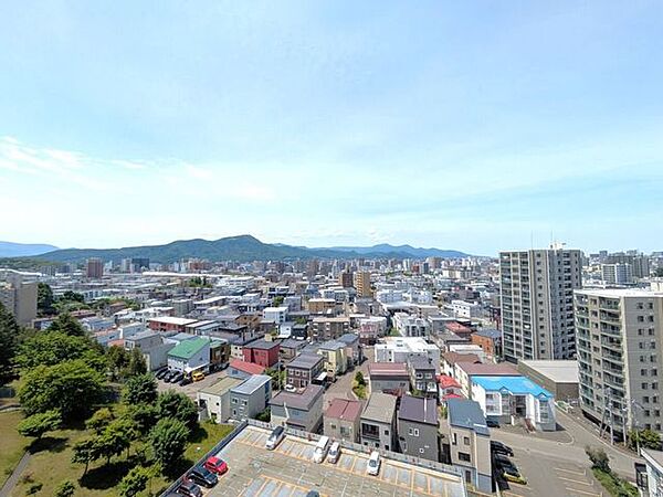 ■眺望■15階建ての13階部分ならではの、高層階から眺める景色。広々とした窓から、日の光をお部屋に取り込めます♪バルコニーも広いので、色んな角度から景色を眺めることが出来ますね。