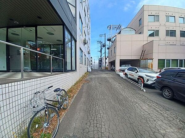 ゆとりある敷地面積を誇る大型用地です。駐車スペースを確保した事業用ビルや店舗、収益物件など幅広い用途に対応可能。立地条件を活かし、多様な事業展開が期待できる魅力的な物件です☆