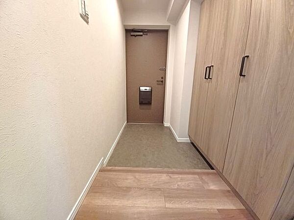 ■玄関■シンプルで無駄のない設計が、落ち着いた印象を与える玄関スペース。毎日使う場所だからこそ飽きのこないデザインで、家族やゲストを心地よく迎え入れます。清潔感と使い勝手の良さを両立した空間です。