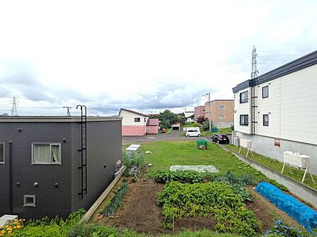 ■眺望写真■目の前にのどかな畑があり、建物が遮らない抜けた眺望と優れた採光性を誇る心地よい住まい。都会の喧騒を離れたような開放感に包まれながら、四季の移ろいを感じられる穏やかな眺望です!