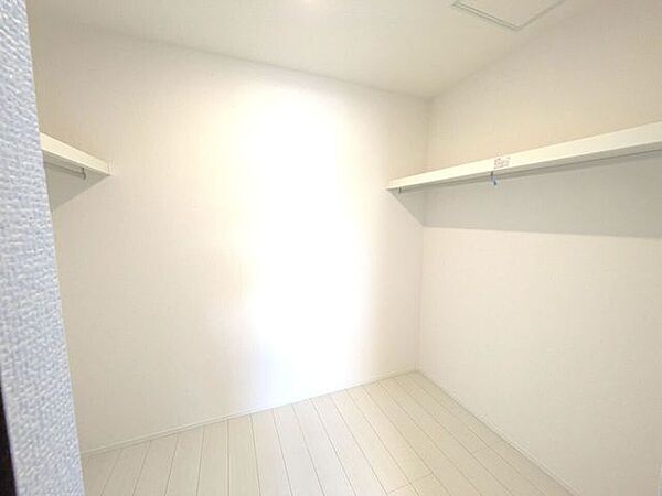 ■ウォークインクローゼット■衣類や小物をまとめて収納でき、毎日の出し入れもスムーズ。季節物の整理も便利で、お部屋をすっきり保てます。生活動線を邪魔せず、暮らしやすさを高めてくれる収納スペースです。
