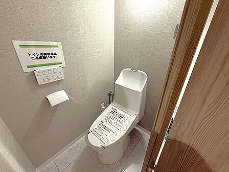 ◆トイレ◆ 便利な壁リモコン付きトイレは、一手間かからず快適な操作で、節水機能やウォシュレットなど機能が充実してます!洗練されたデザインと先進の技術が融合し、快適で清潔なトイレ体験を提供します♪