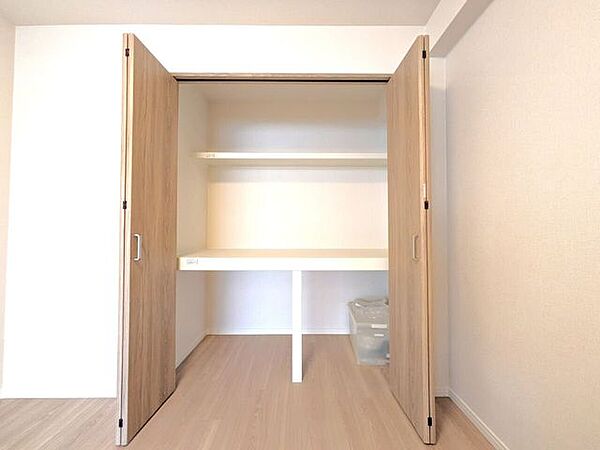 ■クローゼット■内部に便利な仕切りを備えた使い勝手の良いクローゼットです。衣類や小物を整理整頓しやすく、スペースを無駄なく活用できるため、お部屋をすっきりと広く保つことができます。