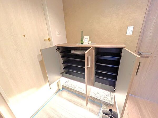 ■シューズボックス■木目のやわらかな雰囲気のシューズボックスが玄関を明るい印象にしてくれます☆シューズボックスの上には季節のお花を飾ったり、小物を飾ったりとインテリアも楽しめるデザインです♪