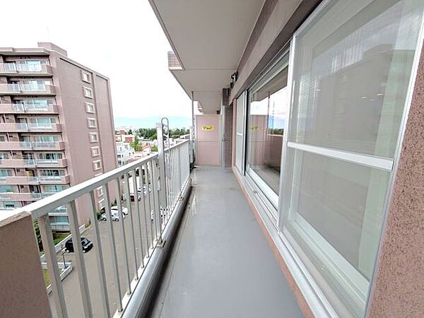 ■バルコニー■7階の開放感と12.12m2のバルコニーが魅力。視界を遮るもののない眺望は、空を近くに感じられる特等席です。リビングの延長として、室内外が繋がる開放的な空間です。