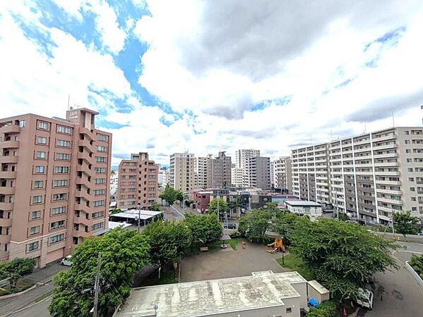■眺望■7階からの眺望が魅力。遮る物のない眼下には都会的なマンション群が広がり、空の開放感も楽しめます。リビングから望む抜け感のある景色が、日常に心地よさを演出します。