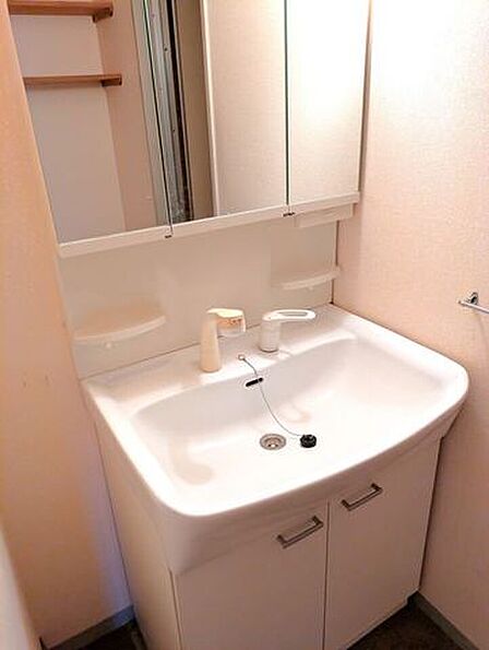 ■洗面所■身支度に便利なシャンプー水栓付き洗面台!気になる水まわりは最新モデルへの新規交換や、クロス・床の張り替えといったプチリフォームで一気に清潔感あふれる空間へ生まれ変わります。