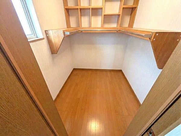 ■ウォークインクローゼット■衣類や小物をまとめて収納できる大容量スペース。おしゃれな棚を備えており、小物をディスプレイ感覚ですっきりと整理できます。※画像は加工を施しております。
