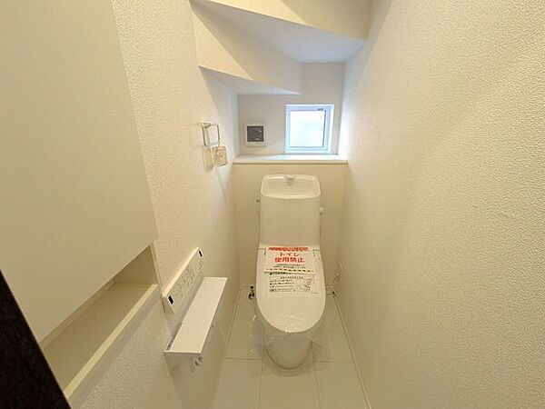 ◆トイレ◆温水洗浄便座付きトイレは衛生的で快適なトイレの利用を提供し、多くの人にとって日常の生活を向上させる便利な機能となっています！収納あり♪壁リモコン付きなので、操作も楽々です☆