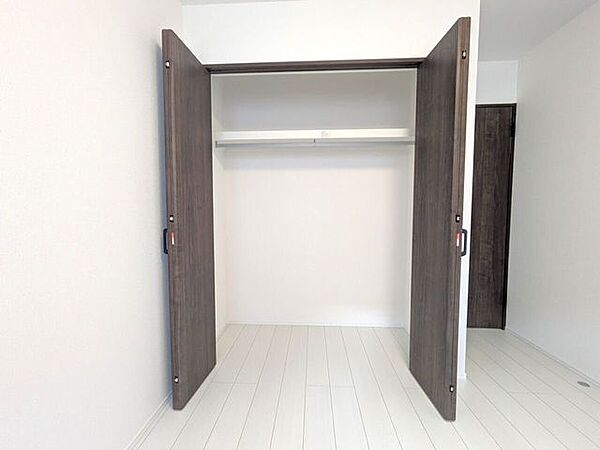 ◆クローゼット◆大容量の収納力があるため、荷物が多い方でも安心。冬や夏のアイテムを適切に収納し、家の内部をスッキリと保ちます♪季節物を整理する手間を減らし、快適な居住環境を維持します♪