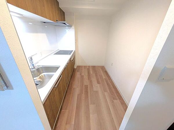 ■キッチン■新品のシステムキッチンへ交換し、空間全体を清潔感のある印象に一新しました。ゆとりある調理スペースと豊富な収納を備え、日々の料理から後片付けまで家事をスムーズにサポートする設計です。