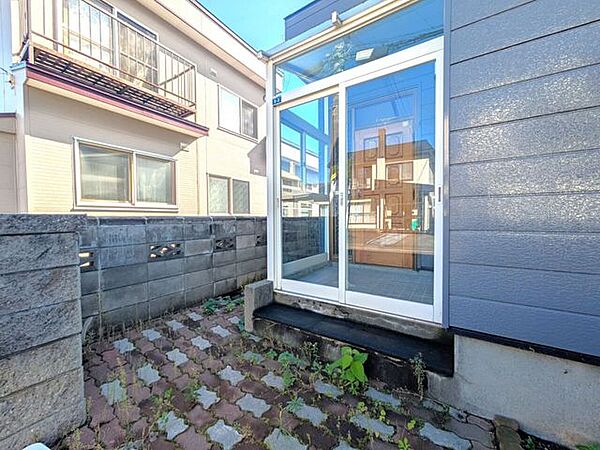 ■玄関フード■雨風や雪を防ぐ玄関フード付きで、天候を気にせずスムーズに出入り可能！靴の脱ぎ履きや荷物の積み下ろしも快適に行えます。外気の侵入を抑えるため断熱効果ある嬉しい設備です。